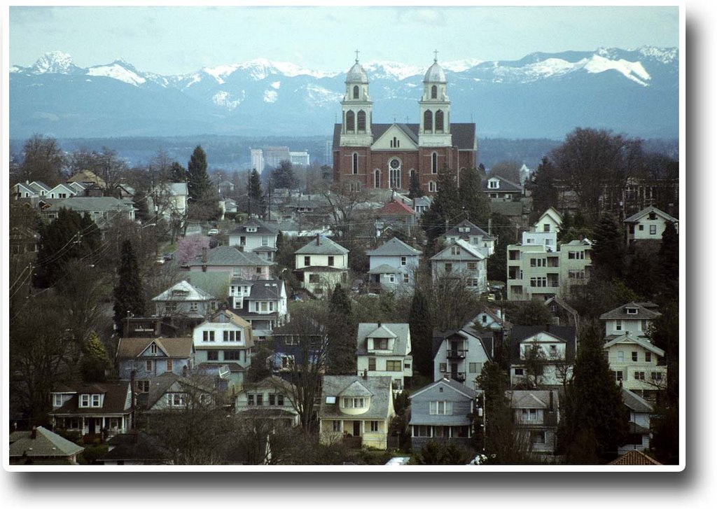 Immaculate Conception Church overlooks a Seattle neighborhood - 199803LJW, Сиэттл