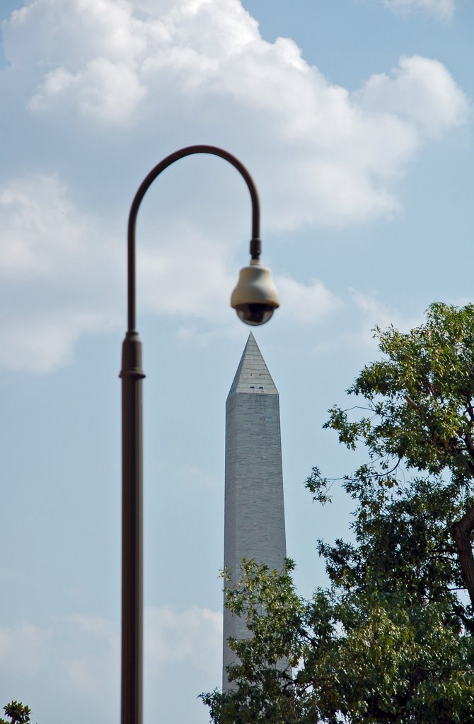 USA - Washington D.C. - an alien examines the Washington Monument obelisk..., Скайвэй