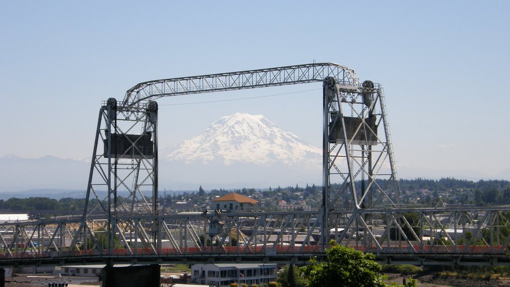 Mt Rainier through Foss Bridge (11th St), Tacoma, Washington, Такома