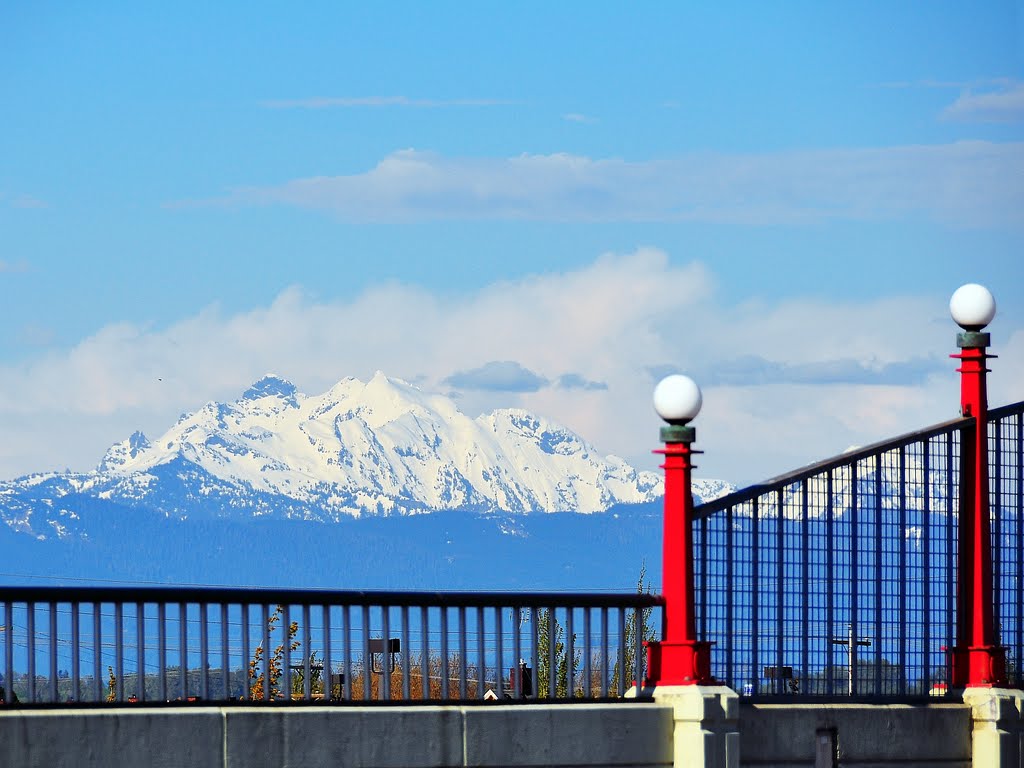 Mountain and bridge view from Pacific Ave in Everett, Эверетт