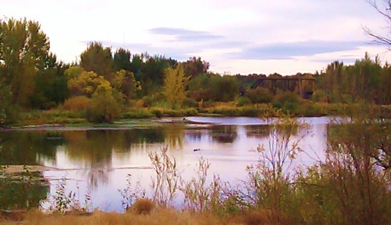 A view across a pond on the Yakima Greenway, Якима
