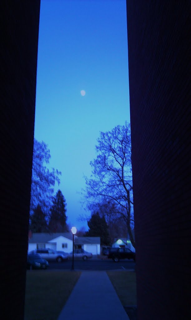 Leaving the towers of learning, under an Autumnal full moon.  The Deccio building on the YVCC campus, Якима