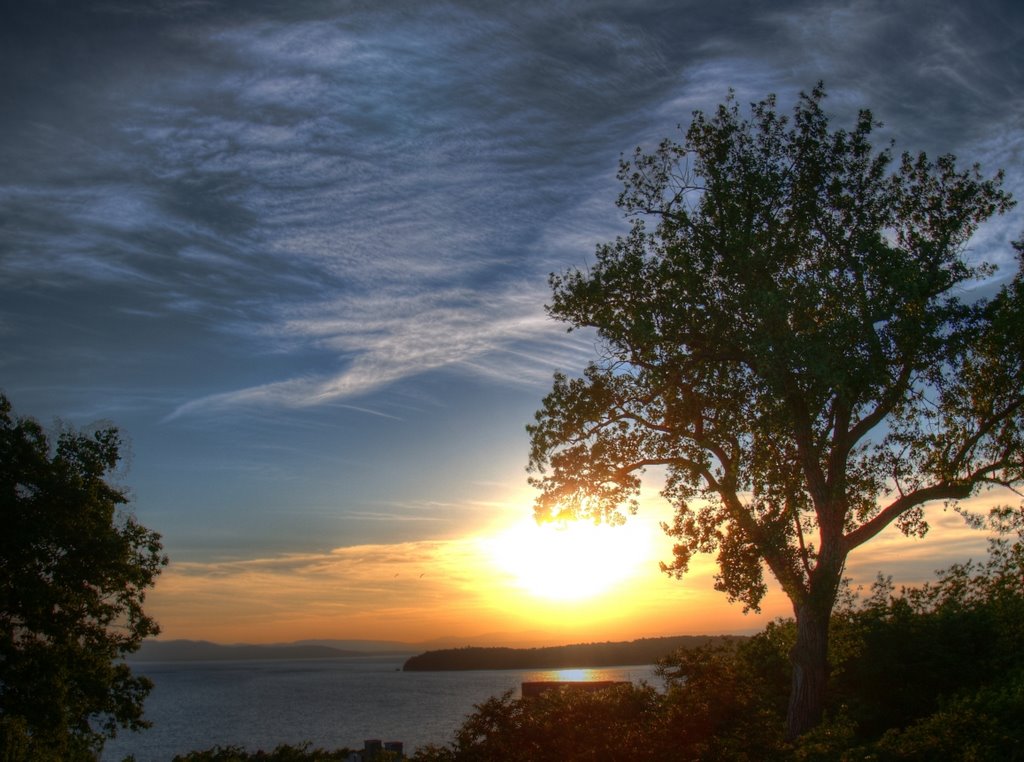 A Burlington sunset over Lake Champlain from Battery Park (HDR), Берлингтон
