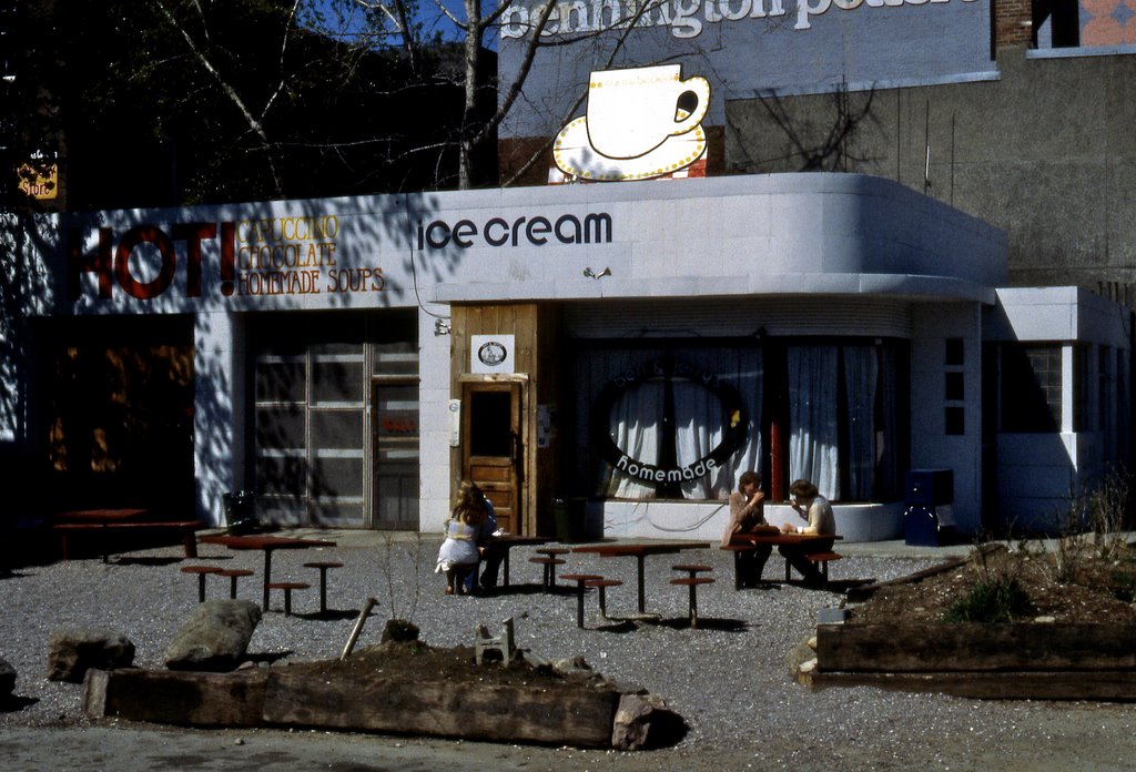 Original Ben & Jerry shop in Deco gas station, circa 1982, Берлингтон