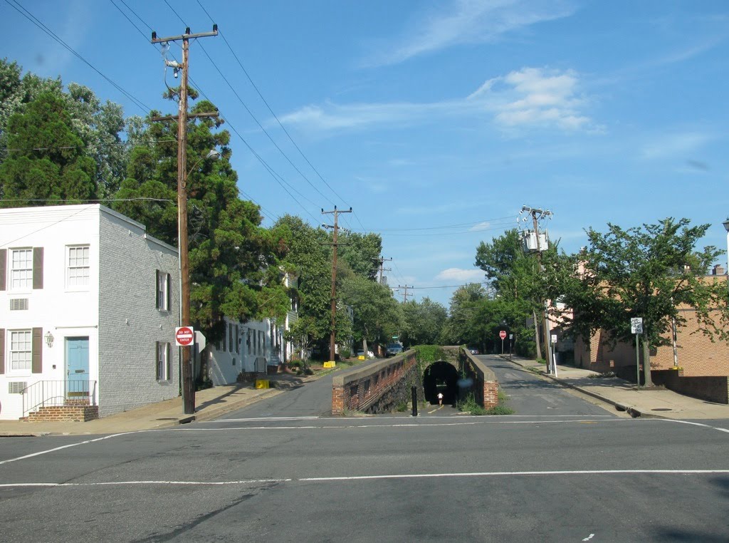 Trail Tunnel, Wilkes at S. Royal, Alexandria, Virginia, Александрия
