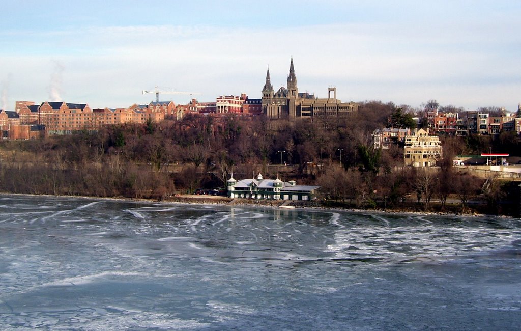 Healy Hall, Georgetown University & Potomac River from Key Bridge, Georgetown, Washington DC, Арлингтон
