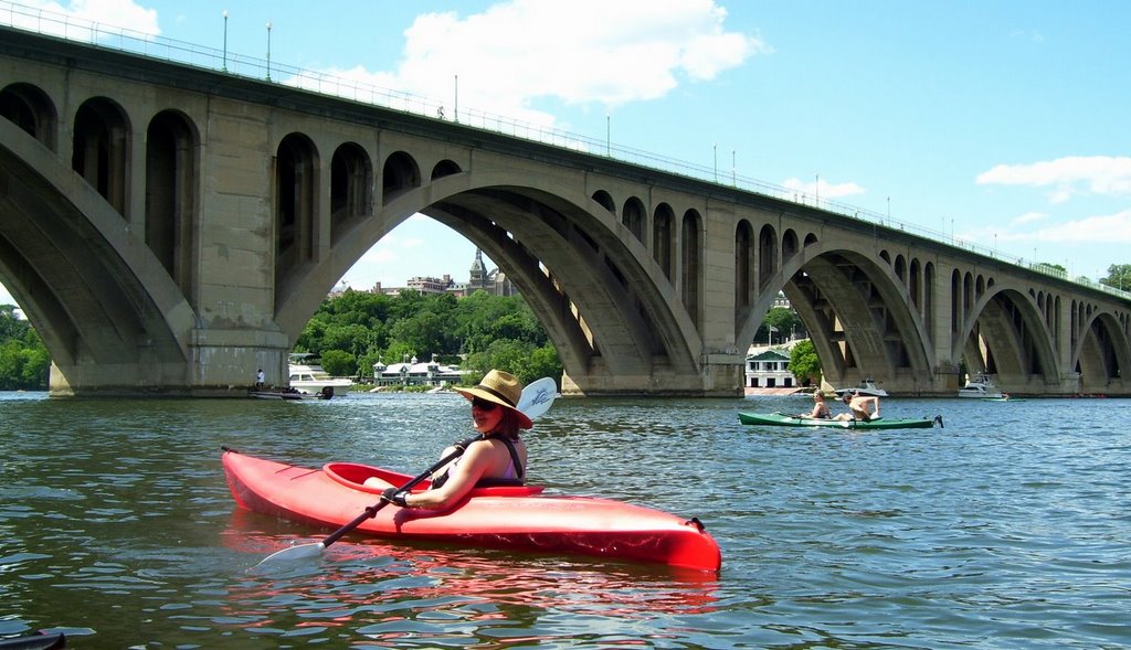 Kayakers near Key Bridge, Potomac River,  Georgetown, DC, Арлингтон