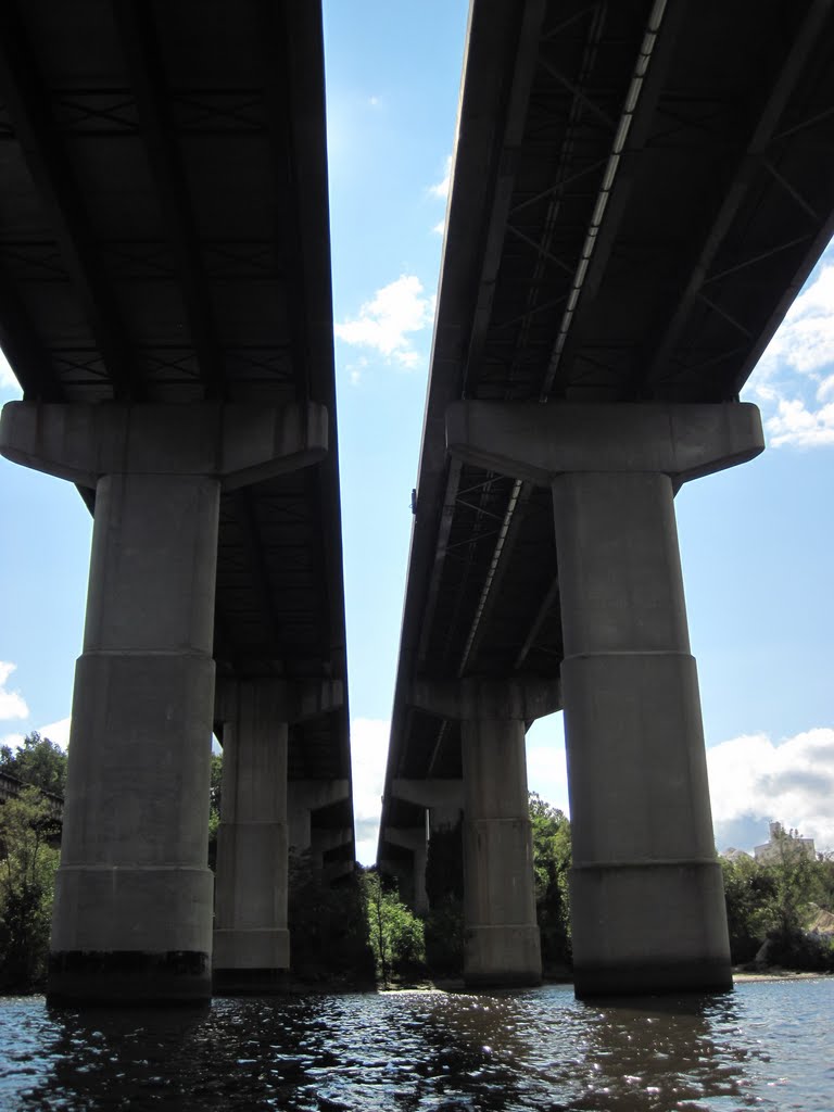 A detailed view of the underside of the route 1 bridge over the occoquan, Вудбридж