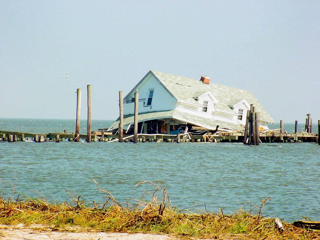 Gloucester Point boat house after Hurricane Isabel (historical), Йорктаун