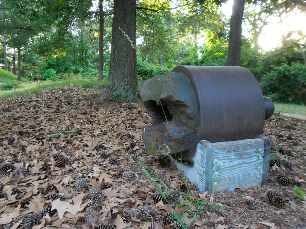 Cannon at Tyndalls Point Fort, Gloucester County, VA., Йорктаун