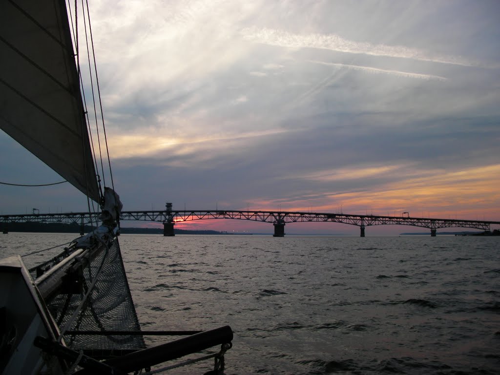 VIRGINIA: YORKTOWN: sunset beyond the George Preston Coleman Memorial Bridge in 2009, from aboard the three-masted schooner Alliance in the York River, Йорктаун