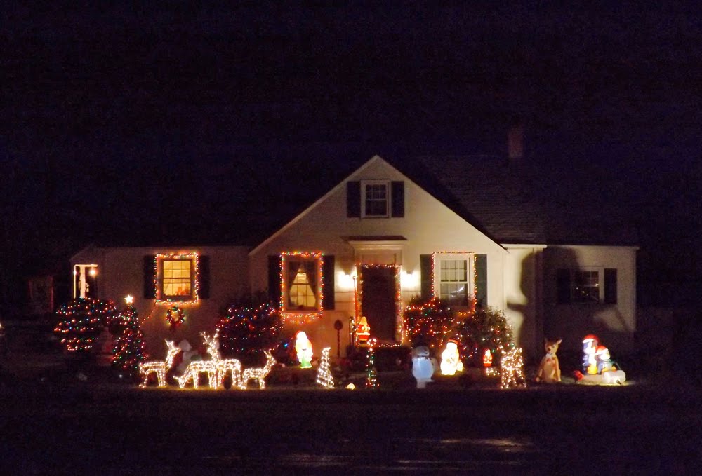 Home with Christmas Lights, Henico County, VA, Лейксайд