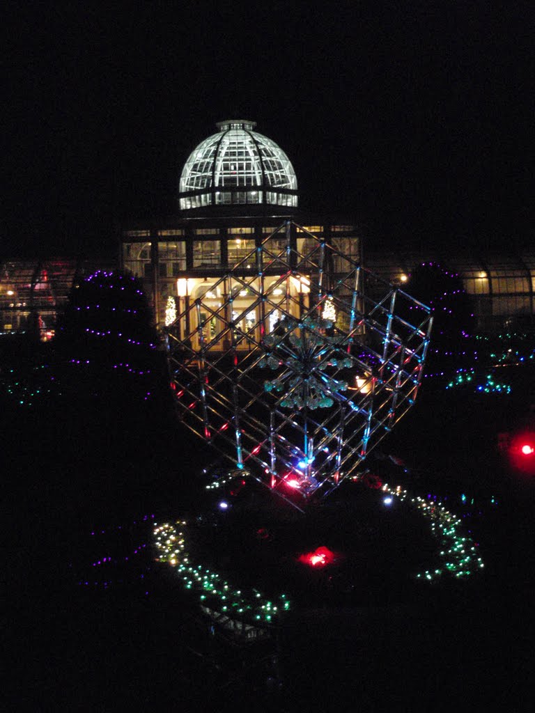 Hans Fräbels marvelous glass sculpture Large Cube with Imploded Glass Spheres in the Sunken Garden at Lewis Ginter Botanical Garden, illuminated for the holidays as part of the GardenFest of Lights, with the dome of the Conservatory beyond, 1-9-11, Лейксайд