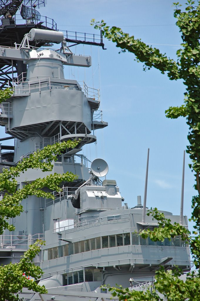 USA - VA - Norfolk - gardening with the USS Wisconsin? Robin Wood takes over?, Норфолк