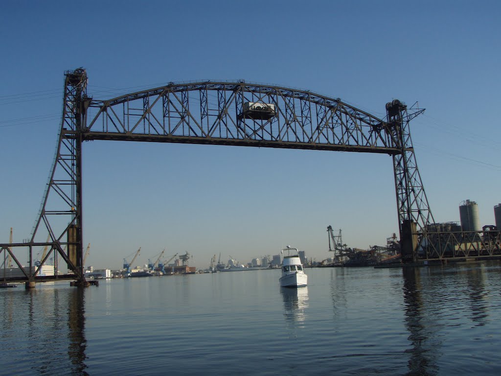 VIRGINIA: NORFOLK: fishing boat passing under the Norfolk and Portsmouth Belt Line Railroad Lift Bridge, Норфолк