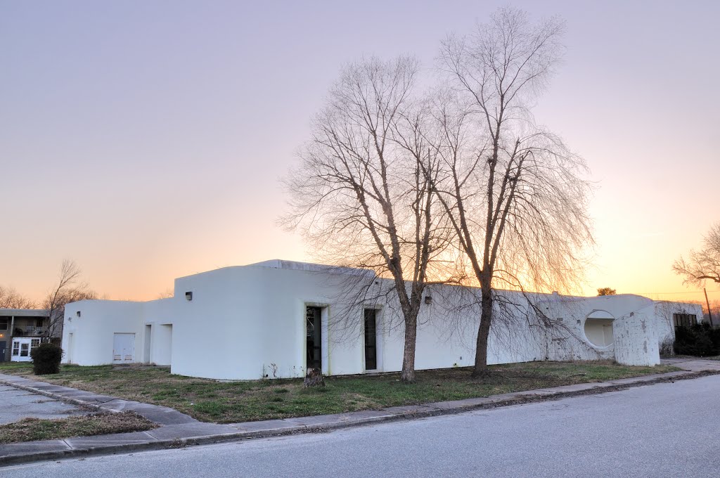 VIRGINIA: NEWPORT NEWS: Adath Jeshurun Synagogue (Orthodox), 12646 Nettles Drive northeast aspect at dusk, Ньюпорт-Ньюс