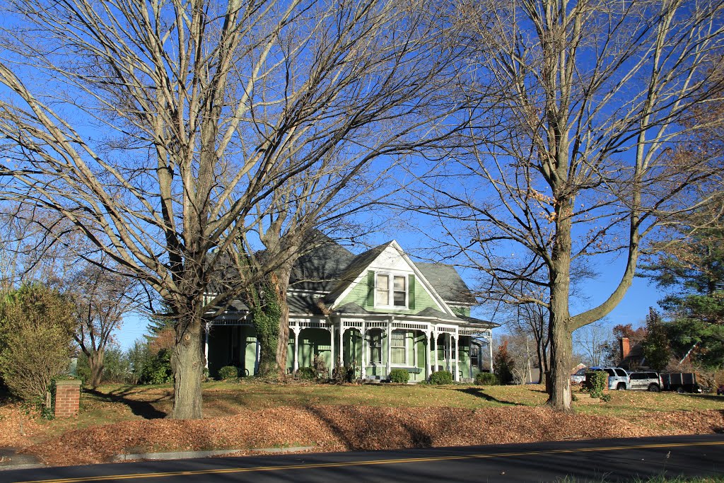 Ornate Green House on on Wadsworth, Radford Virginia, Радфорд
