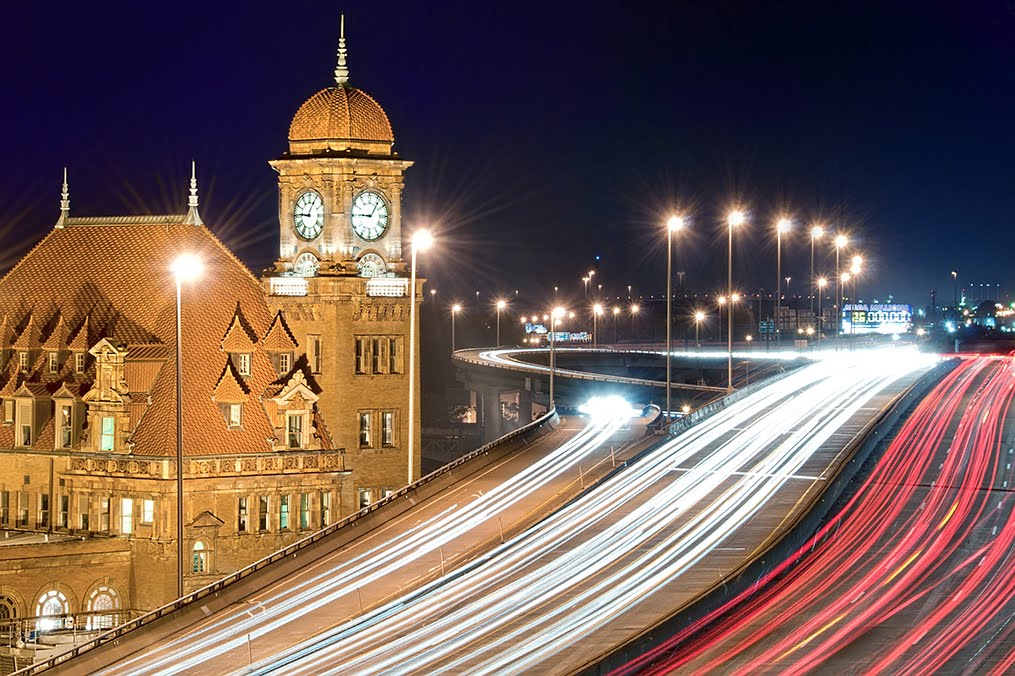 Main Street Station and I95  Anyone who has driven the eastern US on Interstate 95 would most likely remember seeing this Richmond Virginia landmark. The clock tower of the old Main Street Station rising above the elevated I-95 James River bridge., Ричмонд