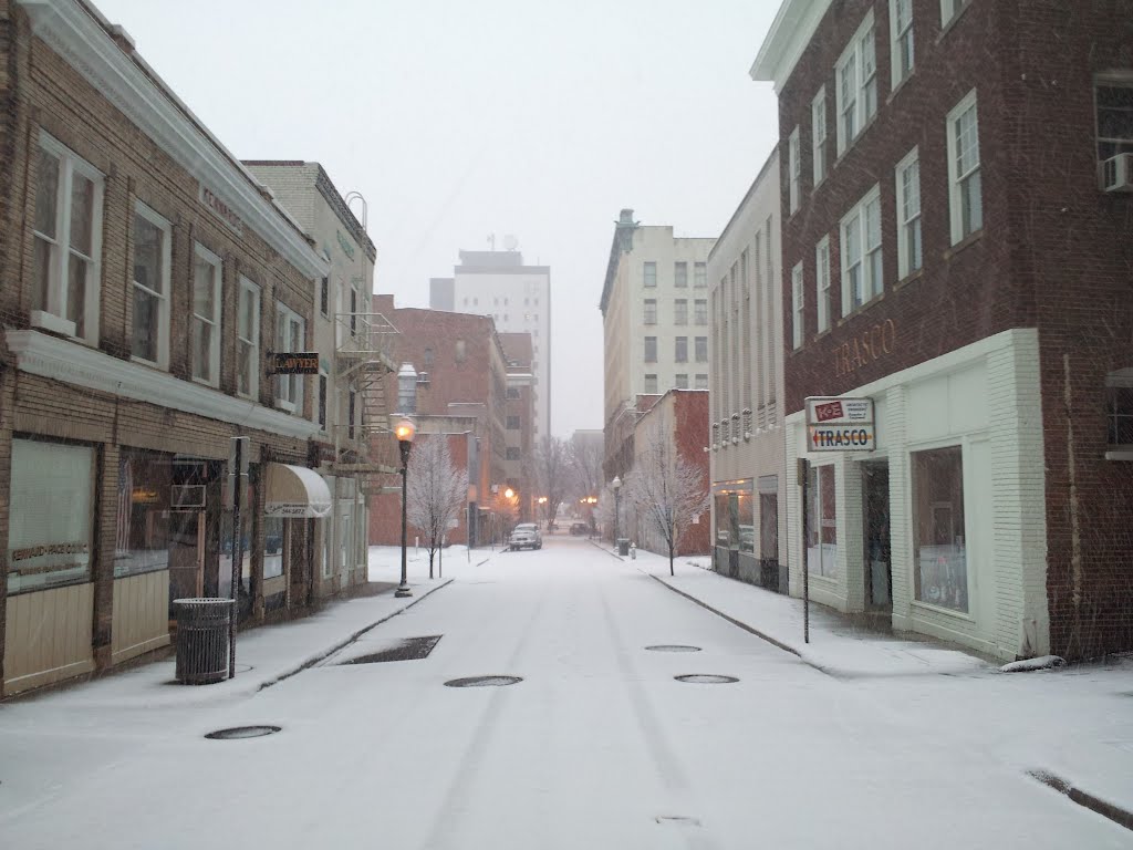 Looking down Kirk Ave in Blizzard in Roanoke, Роанок