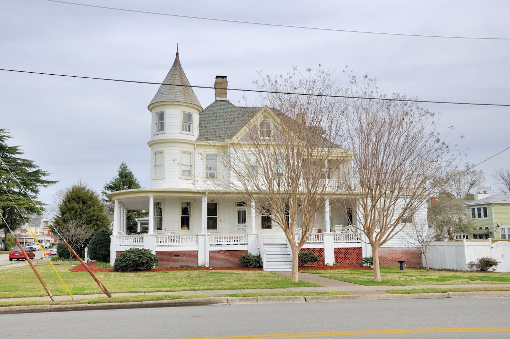 VIRGINIA: HAMPTON: classic houses: 4400 Victoria Boulevard: "Little England Inn" as seen from South Armistead Avenue, Хэмптон