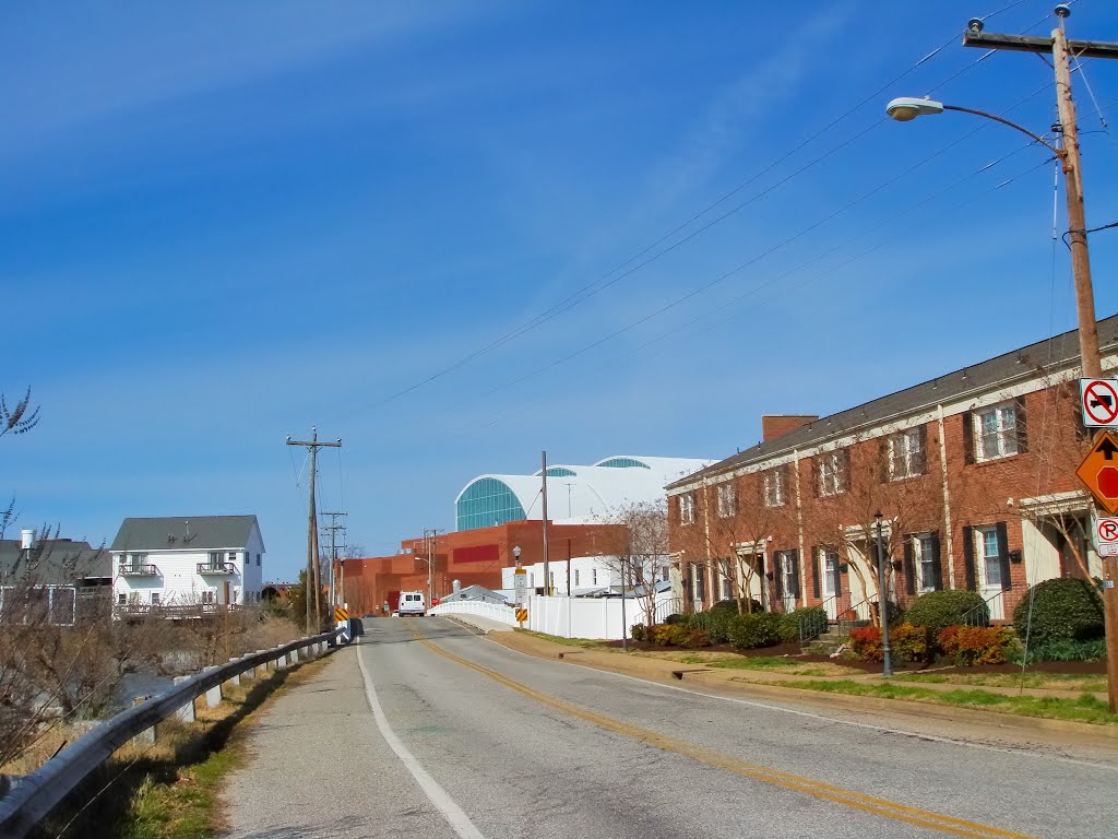 VIRGINIA: HAMPTON: view north on Bridge Street to the Darling Bridge, with the Virginia Air and Space Center ahead on the right, Хэмптон