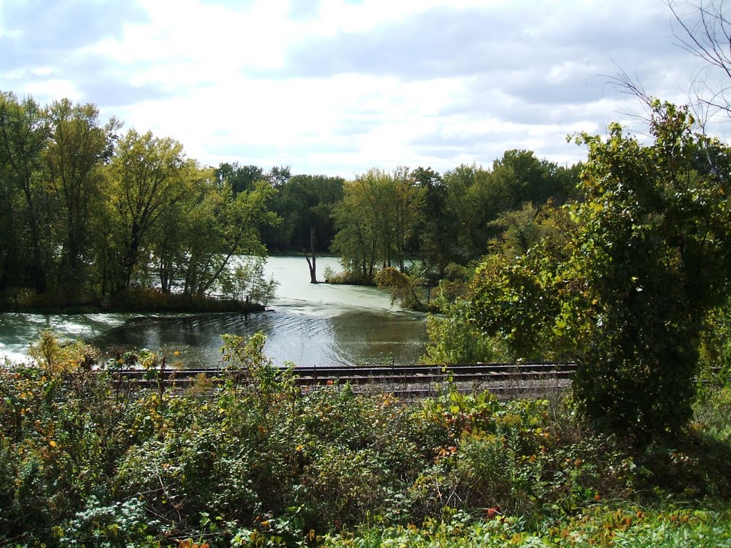 Railroad tracks by river, Ла-Кросс