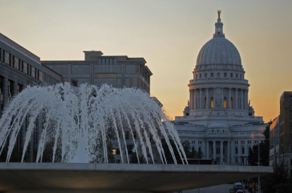 Madison - WI State Capitol from Olin Terrace Rooftop at sunset, Мадисон