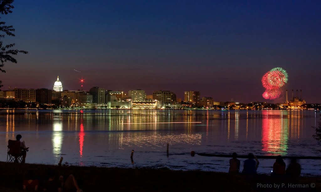 Rhythm & Booms (Fireworks show) and Madison Skyline viewed from Olin Park across Lake Monona, Мадисон