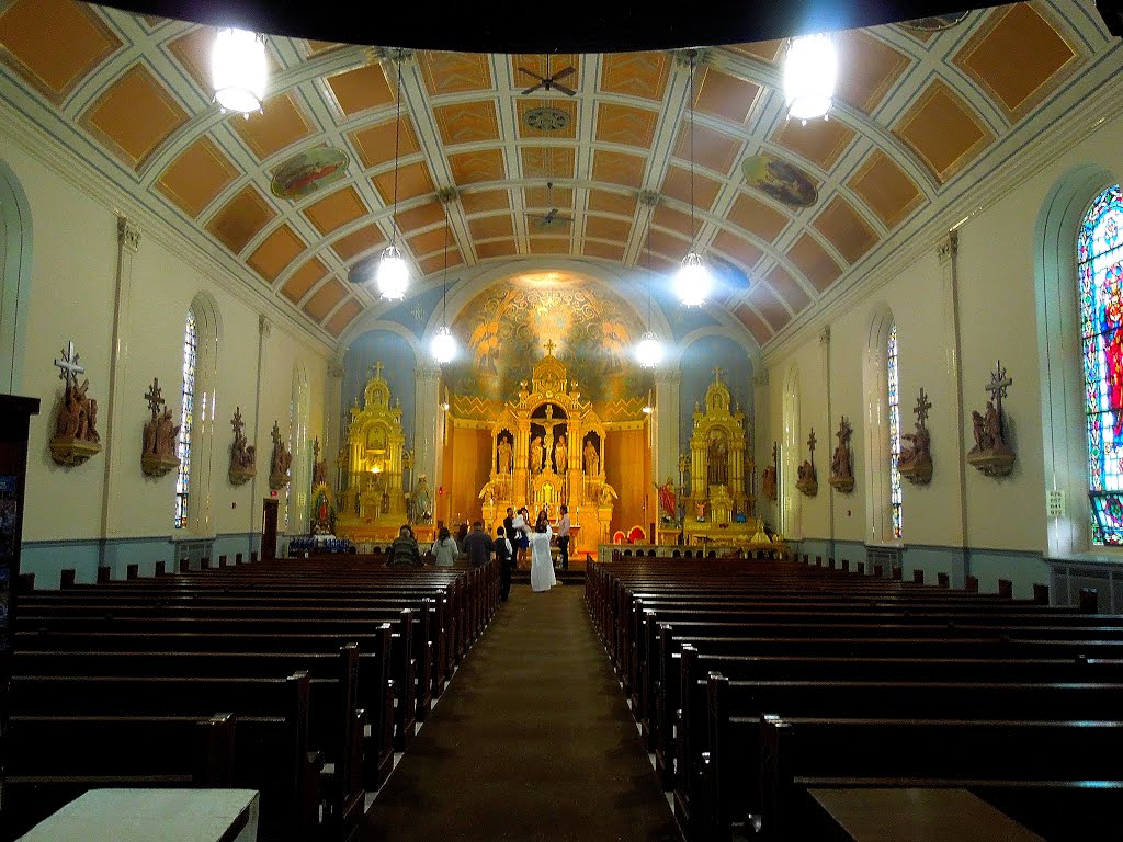 Interior of Holy Redeemer Catholic Church, Мадисон
