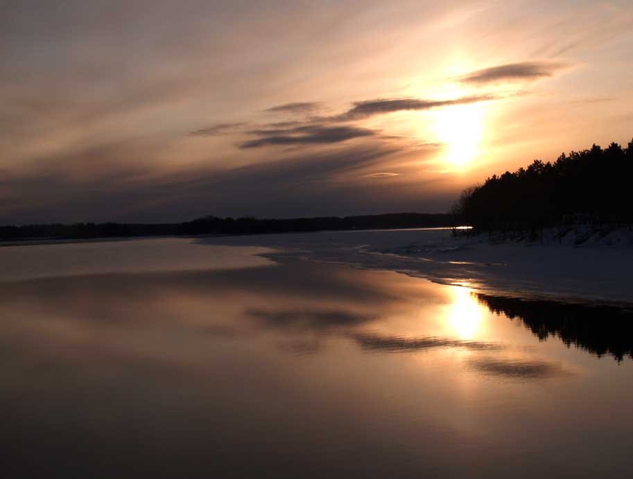 Winter morning at Lake Dubay, Манитауок