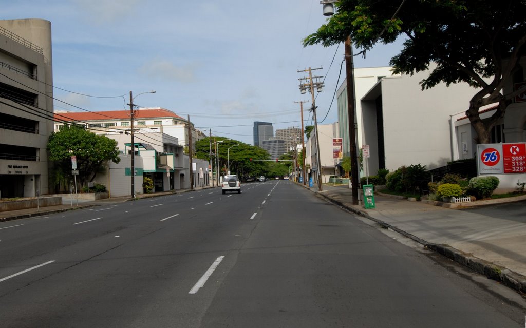 Beretania Street towards downtown Honolulu, Гонолулу