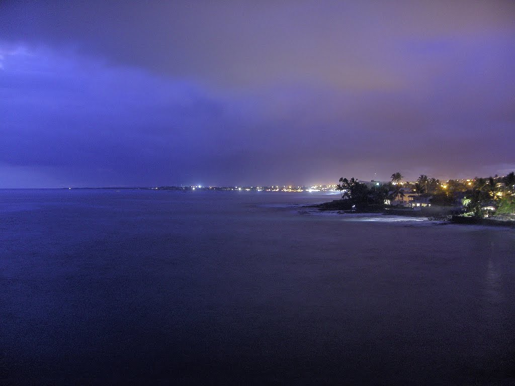Overcast evening and city lights at Kailua Kona, Hawaii.  Looking North.  2007-06-14, Каилуа