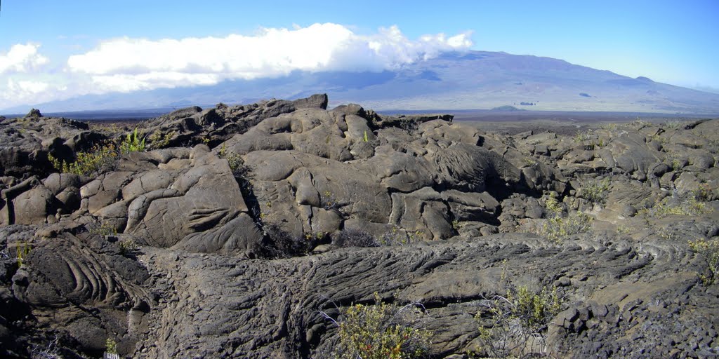 Old lava flow from Mauna Loa with Mauna Kea in the distance to the north, Канеоха