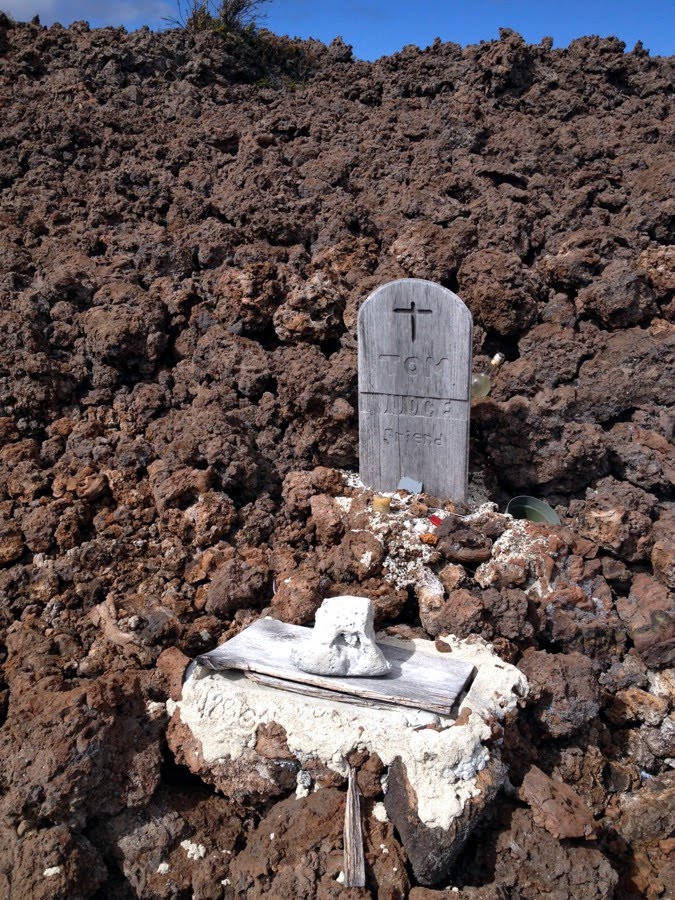 2012-04-29 a memorial to Tom Judge on Observatory Road on Mauna Loa. (somewhere I read that he was a motocross rider who had an axident on Mauna Loa), Канеоха