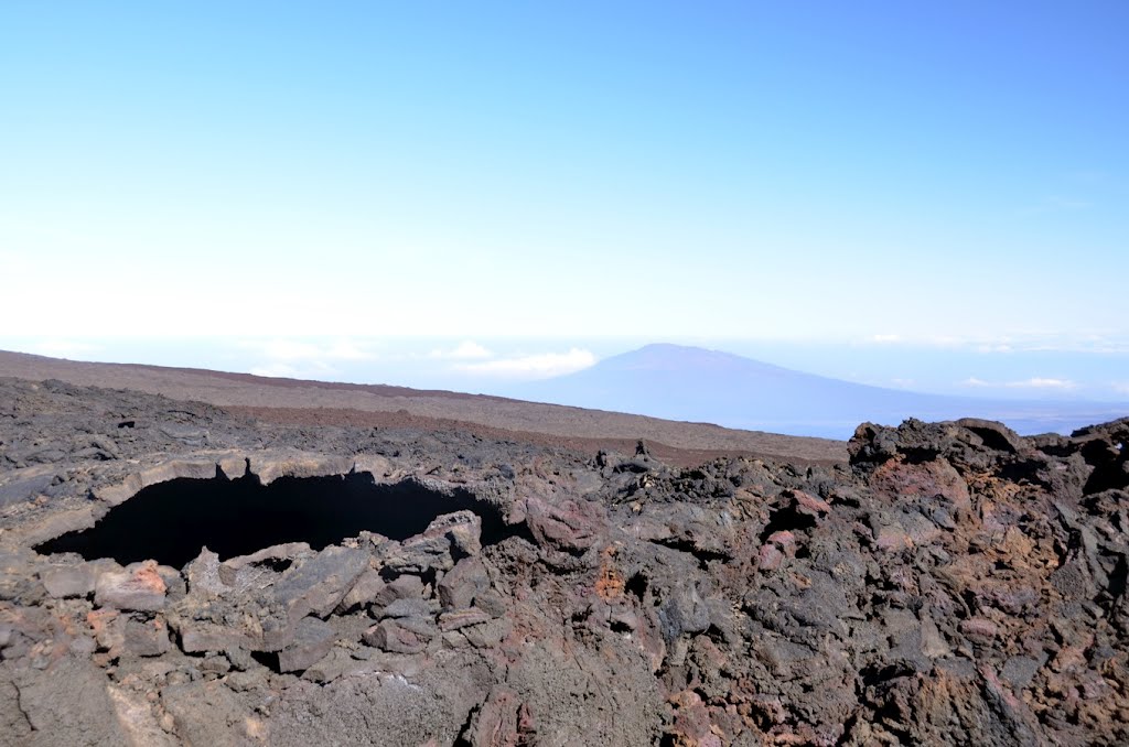 2012-04-29 Hualalai volcano from slopes of Mauna Loa near observatory., Канеоха