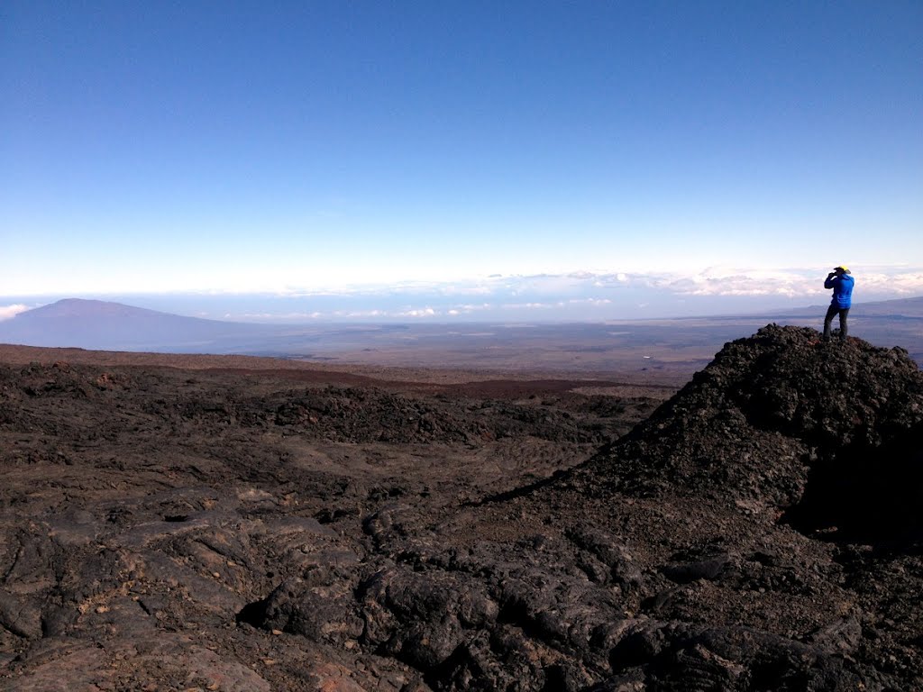2012-04-29 Distant hiker observes Hualalai volcano from Mauna Loa slopes., Канеоха