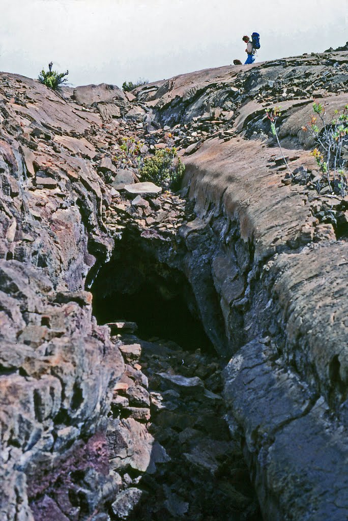 Lava tube along the lower Mauna Loa Trail, Канеоха
