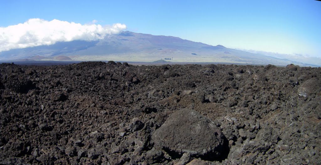 Another old lava flow from Mauna Loa with Mauna Kea in the distance, Лиху