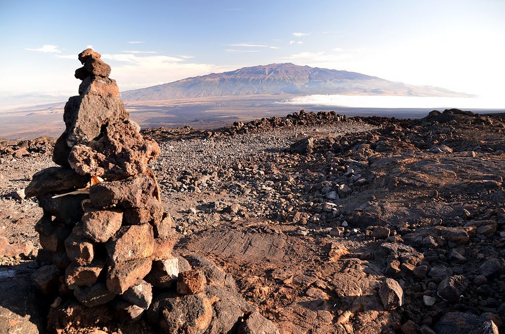 2011-10-06 The first Cairn right by the road while ascending Mauna Loa from the Weather Observatory., Лиху