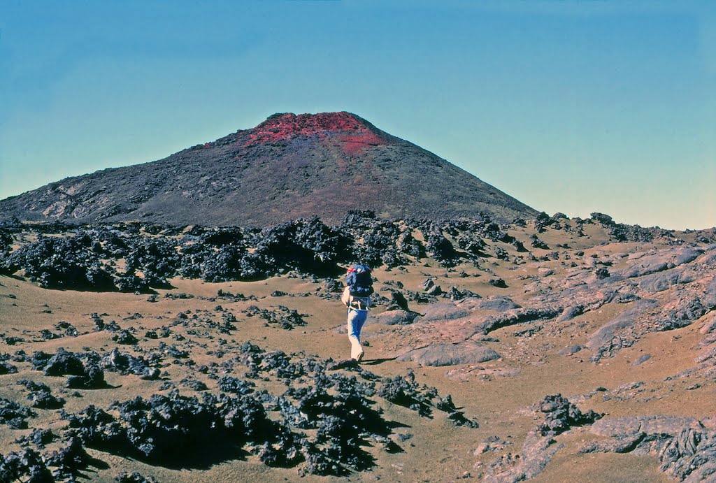 Mauna Loa Trail, one of the few places where one has the pleasure of walking on cinders., Лиху