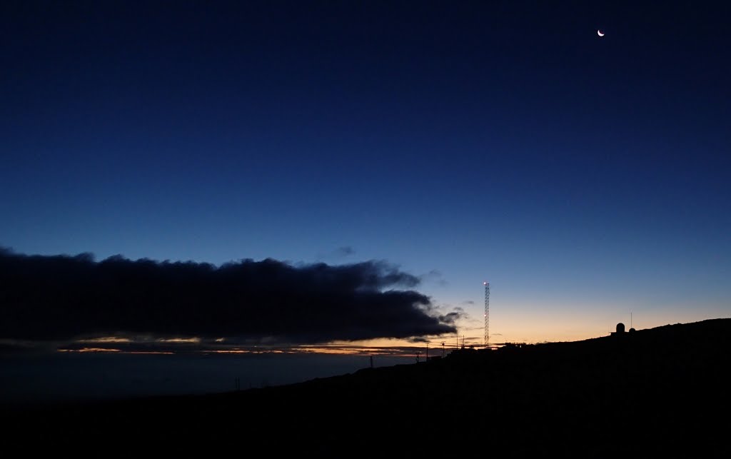2013-05-06 Mauna Loa observatory at daybreak, even with a moon crescent., Лиху