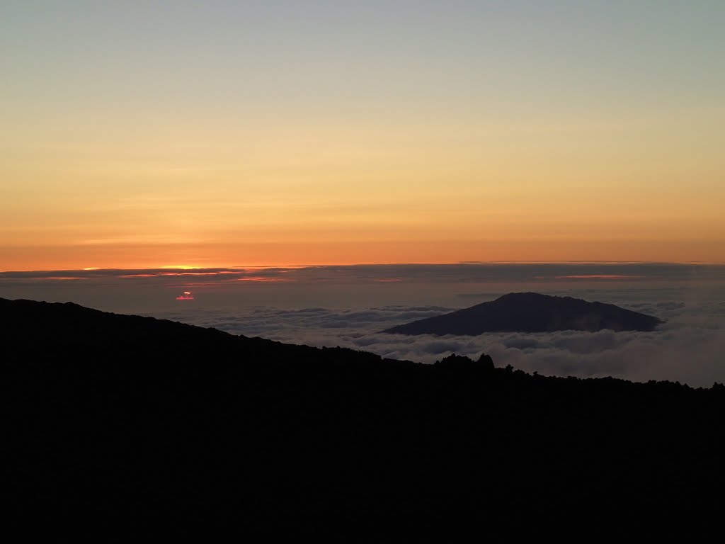 2013-05-06 Sunset with a cone of Hualalai volcano., Лиху