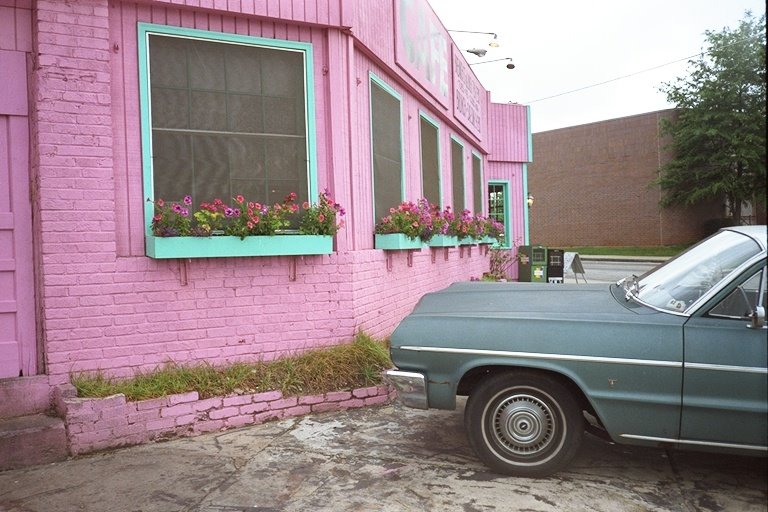 Pink bar & green car, Atlanta - 1989, Атланта