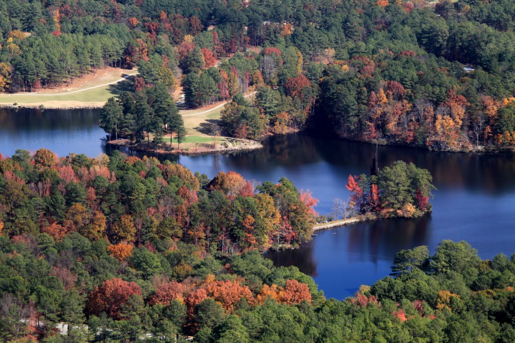 Carillon and Stone Mountain Lake in the Autumn, Georgia, Лукоут Моунтаин