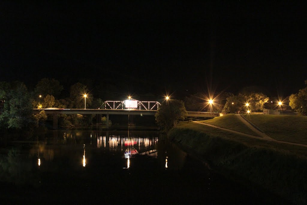 Heritage Park Bridge looking west on a summer night, Ром