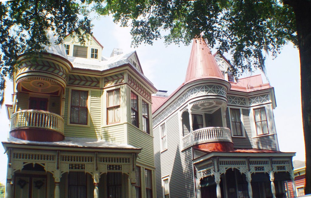 Queen Anne houses, built in 1890, among the most decrative houses in city, Gallie Ward (7-5-2009), Саванна