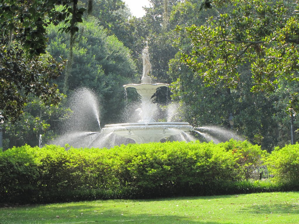 one of many beautiful fountains in the parks of Savannah, Georgia, Саванна