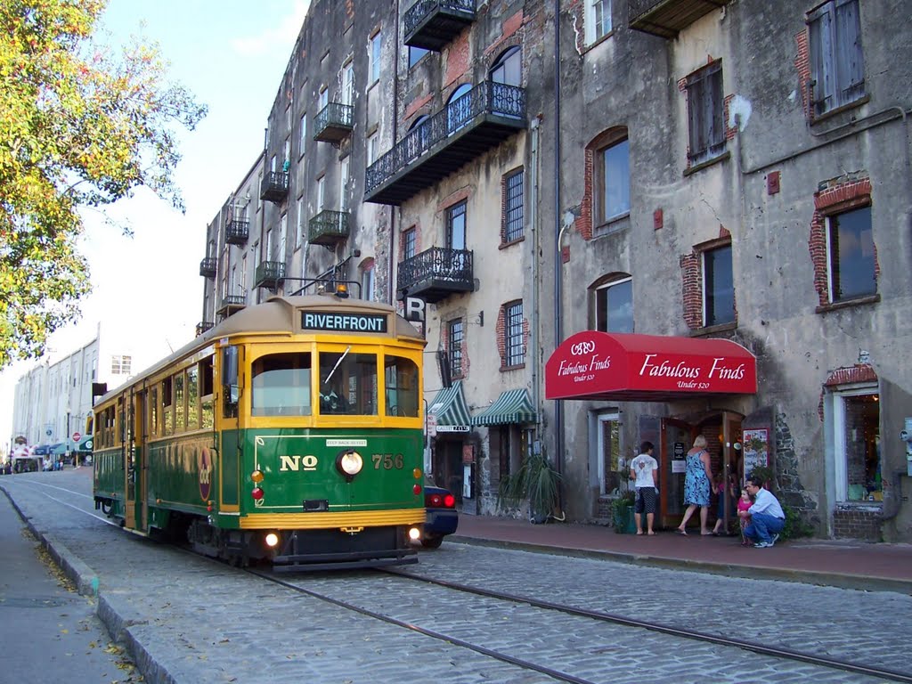Trolley on Riverfront in Savannah, Саванна