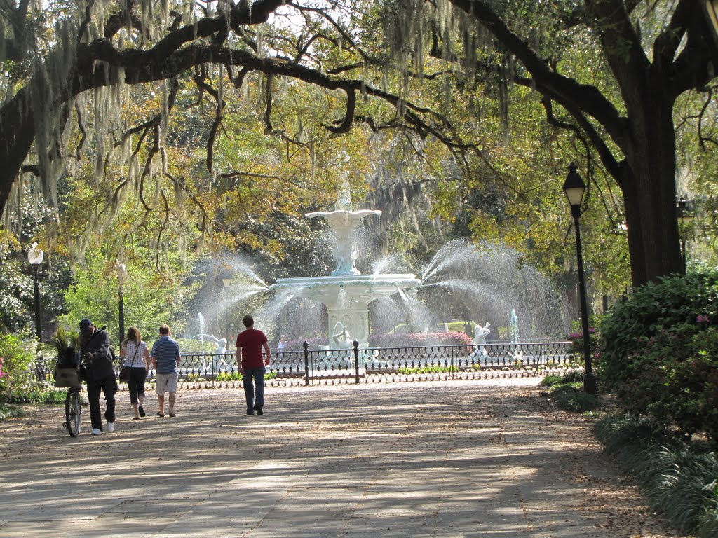In the center of the Historical Disrict  of Savannah, Georgia,  youll find a paradise of massive oak trees, flowers, wide-walkways, resting areas and much more. A city you must visit!, Саванна