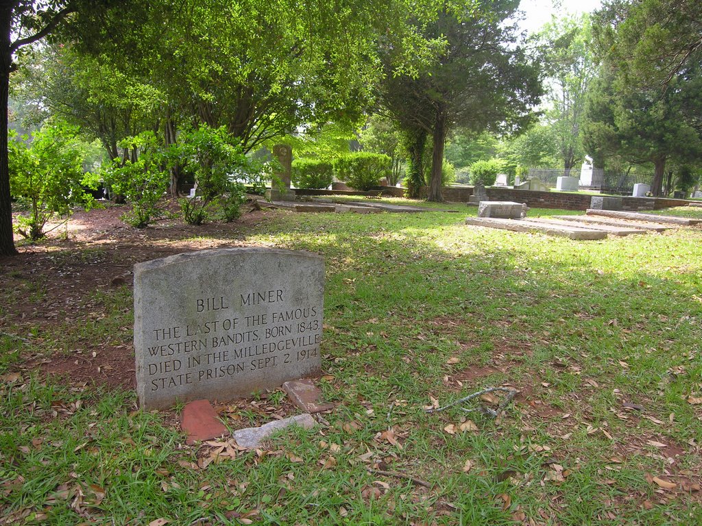 Grave of Bill Miner, "The Gentleman Robber". Originator of the phrase "hands up.", Хардвик